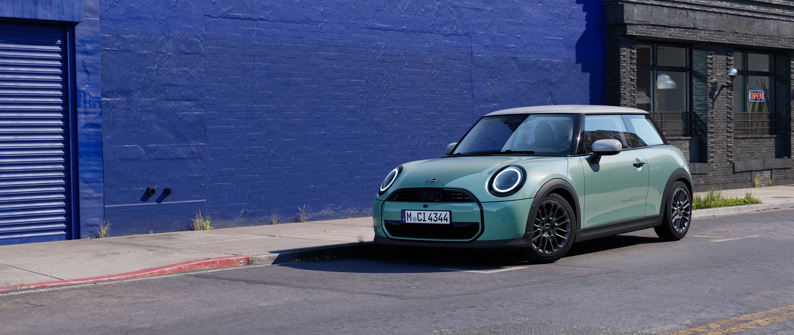 ブルーの壁を背景にしたMINI Cooper