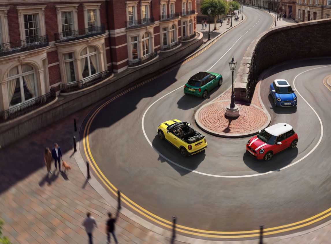 街のカーブを走る4台のMINI