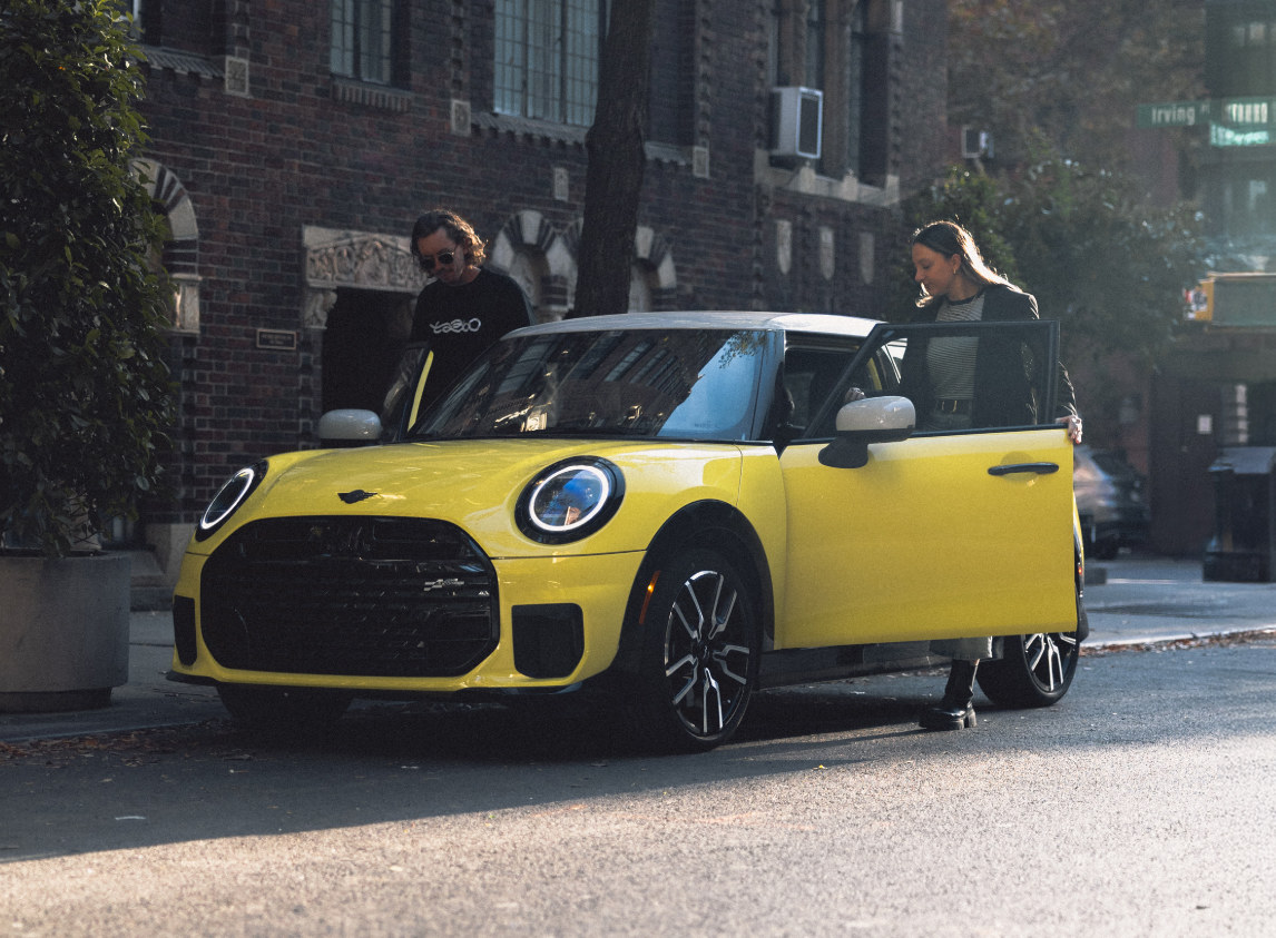 黄色いMINI Cooperと出かけるふたり